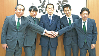 活躍を誓う望月会長（中央左）、薩川監督（右）ら