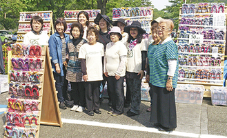 「東日本大震災復興支援 布ぞうり展」を手がける青い鳥のメンバー
