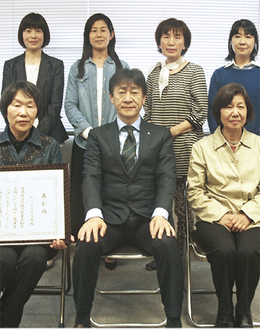 野村教育長に受賞を報告したメンバー