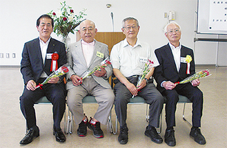 最優秀賞を受賞した吉兼さん（中央左）と吉田さん（同右）