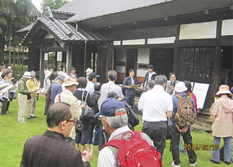 小原本陣を見学する参加者