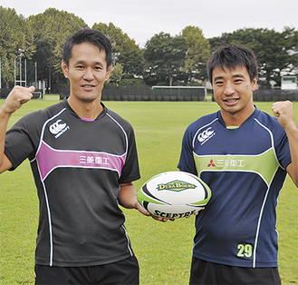 リーグ戦へ向け意気込む佐藤監督（左）と新キャプテンの安井選手。ボールを手にガッツポーズ＝１日、三菱重工相模原グラウンド佐藤監督「新加入の小林は経験値が高い。活躍に期待してほしい」安井キャプテン「自然体を貫きつつ、体を張ってチームに貢献したい」