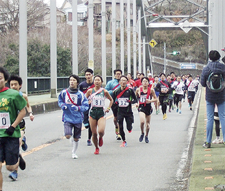 新春の相模湖大橋を駆け抜ける選手たち