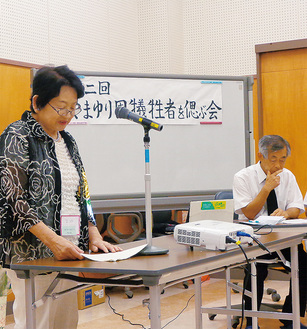 会の中で話をする宮崎共同代表（左）