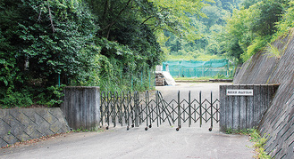 新たな火葬場の最終候補地（案）とされている帝京大学青山グラウンドの入口