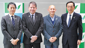 協定の締結にあたった（右から）加山市長、セルジオ・サントスブラジルトライアスロン連盟ヘッドコーチ、マルコＢＯＣ副会長、野村謙一教育長