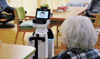 音楽を流し利用者を癒やす支援ロボット＝12日、特別養護老人ホーム・縁ＪＯＹ