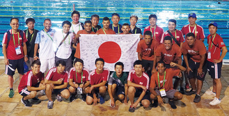 大会終了後に日本チームと現地スタッフで記念撮影 ＝市水泳連盟提供