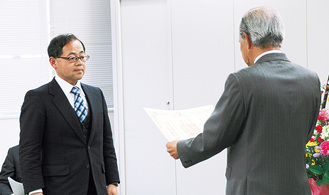 緑区選挙区で当選し、佐藤委員長から証書を受け取る自民党の大八木聡氏