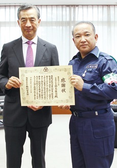 感謝状を受け取る野島社長（左）と本村市長