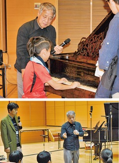 山本さん指導のもと、１８６０年代のピアノを弾く児童（上）、説明する山本さんと松田館長（下）