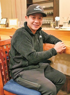 母親が経営する東橋本の喫茶店「イホロ」で取材に応じる小山さん＝12月5日