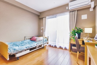 電動式介護ベッドや床暖房、エアコンを備えた居室