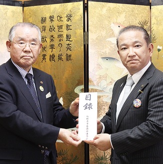 本村市長に目録を渡す坂本会長（左）