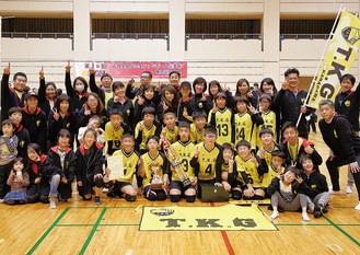 県大会で初優勝を飾り、記念撮影をする選手とチーム関係者