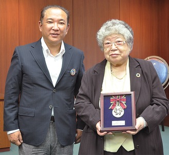 表彰のメダルを本村賢太郎市長から受け取る座間千代子さん
