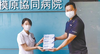 相模原協同病院の看護師にマスクを手渡す徳田亮真選手（右）