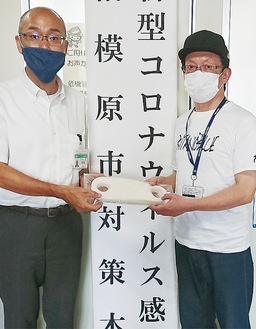 ウレタンマスクを寄付する同社の佐藤さん(右)