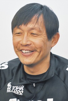 三浦文丈氏（49歳）…静岡市清水区出身。１９９３〜２００６年まで横浜Ｆ・マリノス、京都パープルサンガなどで活躍。五輪、日本代表にも選出。引退後はＪリーグで多数のチームのコーチを歴任し、昨季からＳＣ相模原の指揮をとる