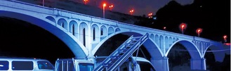 青く光る幻想的な小倉橋