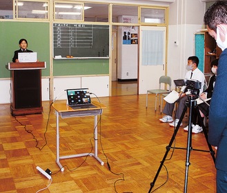 立候補者による演説の様子が各教室の生徒のタブレットパソコンに配信された=23日、中野中