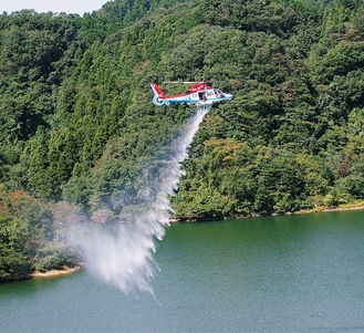 消防ヘリによる城山湖周辺への空中消火