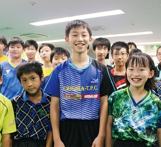 ▲持田さん（中央）を応援する、中央区相模原の「エーアールアイ卓球スタジオ」の仲間たち