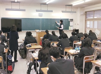 授業ではメインの教員の他にサポート教員(左に立っている女性)が教室内をめぐり生徒の質問などを受ける