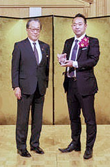 表彰された遠藤理事長(右)＝14日、パレスホテル立川