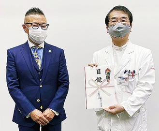 目録を受け取る井關病院長(右)と江成代表