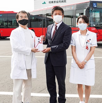 左から井關病院長、小野澤会長、阿部徳子看護部長＝17日、相模原協同病院