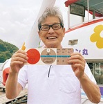 57年前のカヌー競技のチケットを手にする小野澤さん