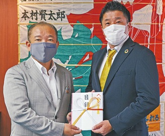 石井代表（右）と本村市長