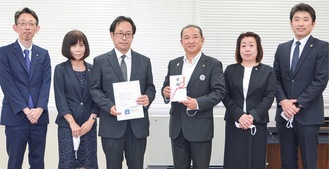 本村市長(右から３番目)と５士業会会長