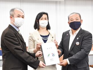 提案書を手にする（右から）本村賢太郎市長、佐藤弥斗座間市長、二川裕之県弁護士会会長