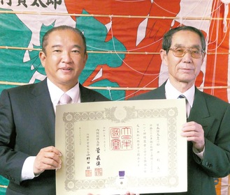 表彰状を手にするアルプス技研の松井利夫さん（右）