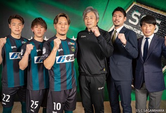 会見に臨んだ（左から）佐相、田中、藤本各選手と、高木監督、西谷ＣＯＯ、望月会長