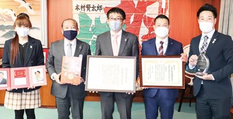 本村市長（左から２人目）に報告する古橋理事長（中央）ら関係者