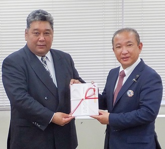 本村市長（右）に支援金を手渡す篠崎会長