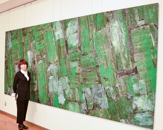 緑が特徴的な作品「ＩＷＡＫＵＲＡ　ＳＡＮＳＵＩ」と浜田さん