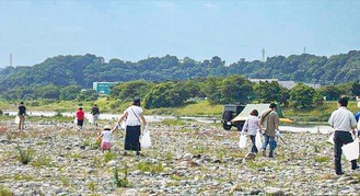 河川敷を清掃する参加者