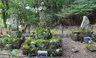 地震峠の慰霊碑。16人の慰霊碑、被災した一家の慰霊碑、地蔵尊がならぶ