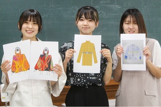 自身のデザイン画を持つ（左から）鮫島さん、小松さん、小林さん