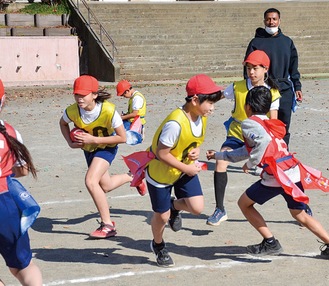 選手の前で競技に熱中する児童