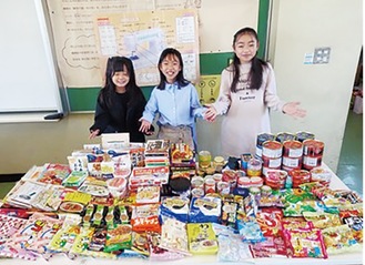 全校に呼びかけて、各家庭で余っている食料品を集めていった児童