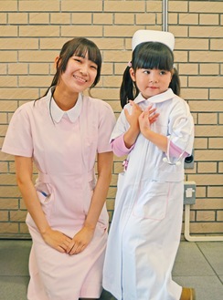 「本物」の看護師（左）と記念撮影