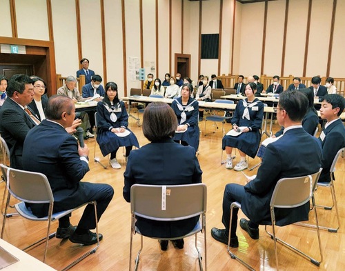 中学生が本村賢太郎市長や大川亜沙奈副市長、椎橋薫区長、河津代表らとともに円になり意見交換を行った（相模原市提供）
