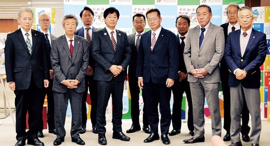 要望書を提出した組合役員と奈良副市長、市の職員ら