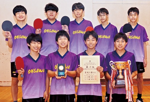 県３位で関東大会への切符をつかんだメンバー。（前列右から時計回りに）萩原さん、曽根主将、松尾さん、榎園さん、鷲見さん、池渕さん、榎本さん、一瀬寛人さん、一瀬勇人さん