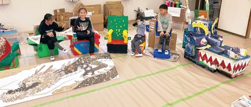 完成作品を披露する子どもたち（相模原市提供）